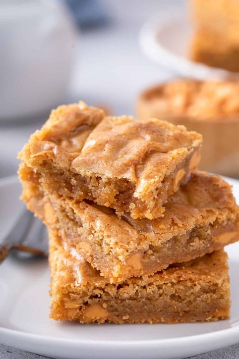 Chewy brown butter blondies pair the nutty flavor of brown butter with brown sugar and butterscotch chips for a simple blondie recipe that you’ll want to make over and over again. Blondies Recipe Easy, Butterscotch Blondies, Blondie Recipe, Caramel Icing, Blondies Recipe, Butterscotch Chips, S'mores, Peanut Butter Chips, Simply Recipes