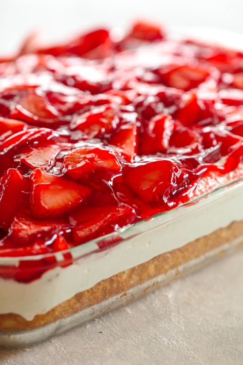 Recipes Using Ice Cream, Desserts With Fresh Strawberries, Summer Strawberry Desserts, Strawberry Desserts Easy, Strawberries And Cream Cake, Danish Dessert, Dreamy Desserts, Savory Cakes, Fruit Pizza Recipe