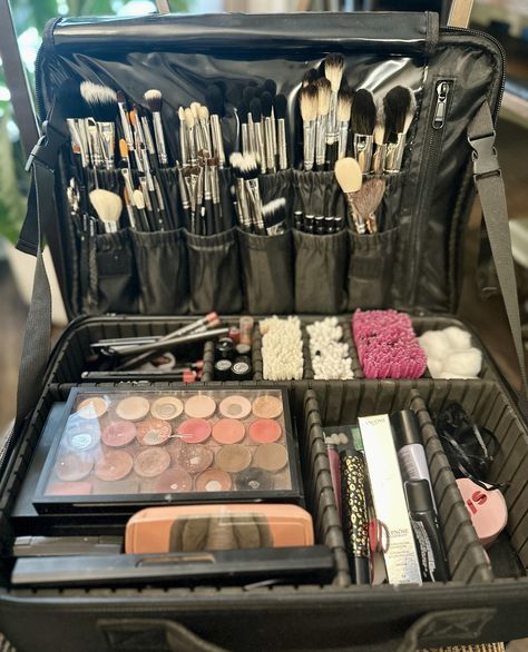 Makeup Must-Haves: Building Your Professional Kit Make Up Artist Must Haves, Professional Mua Kit, Mua Makeup Kit, Basic Makeup Kit For Beginners, Makeup Artist Must Haves, Makeup Artist Room, Pro Makeup Kit, Bridal Makeup Kit, Makeup Kit For Beginners