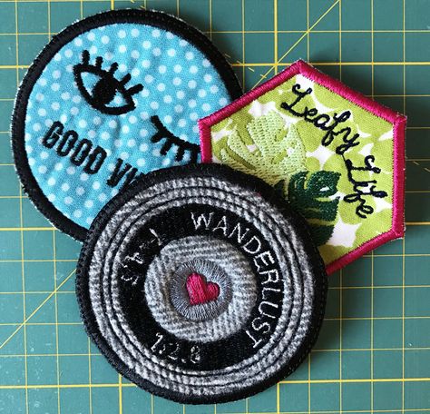 Diy Machine Embroidery Patch, How To Make A Patch Embroidery, How To Make Your Own Patches, How To Embroider A Patch, Diy Patches Punk, Make Your Own Patch, Embroidery Patches Diy, Diy Embroidery Machine, Diy Embroidery Hoop Stand