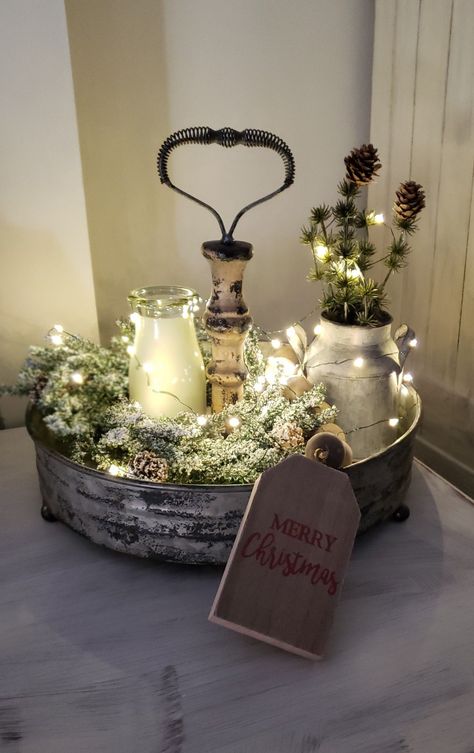 Galvanized Tray Decor Ideas, Galvanized Tray Decor, White Christmas Party, Galvanized Tray, Cute Farmhouse, Christmas Crafts Diy Projects, Cookie Tin, Red White Christmas, Tray Display