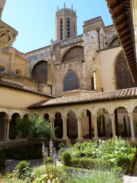 Monastery Architecture, Monastery Aesthetic, Ancient Buildings Architecture, Cloister Garden, Church Aesthetic, Romanesque Architecture, Spanish Architecture, Most Beautiful Wallpaper, Architecture Old