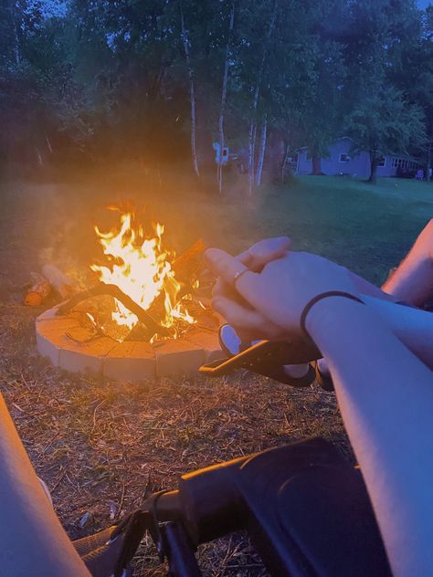 Camping Couple Aesthetic, Cabin Date, Couple Content, Camping Date, Boyfriend Summer, Camping Couple, Camp Fires, Couple Camping, Fire Love