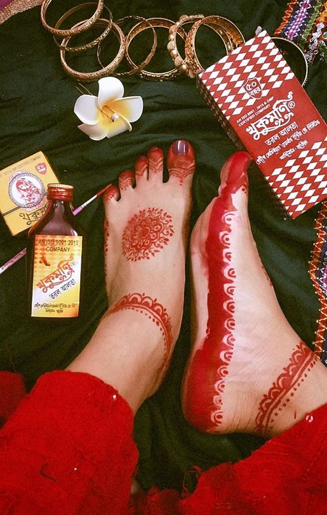 Aesthetic Alta Design, Alta Design Bengali Aesthetic, Aalta Design In Foot Simple, Laal Ishq Aesthetic, Aalta Design Hand Aesthetic, Alta Design Foot, Alta Design Bengali Foot, Alta Design Bengali Hands, Alta Mehendi