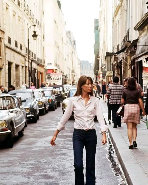 Françoise Hardy Aesthetic, 60s Paris, Francoise Hardy Style, Paris 70s, Francois Hardy, Frazzled English Woman, Charlotte Rampling, Francoise Hardy, Walking Down The Street