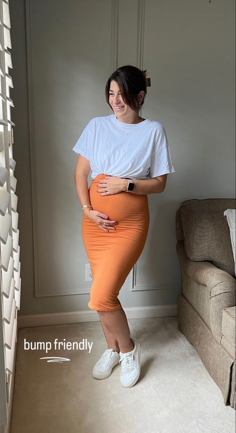 Cute and comfy maternity look, perfect midi skirt for Fall. Details on LTK, affiliate link. Pregnancy Skirt Outfits, Maternity Skirt Outfits, Comfy Maternity Outfits, Pregnant Outfits, Fall Maternity Outfits, Skirt For Fall, Trendy Maternity Outfits, Maternity Wardrobe, Pretty Pregnant