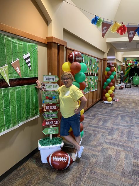 Hallway Decorations, Football Banquet, Sports Theme Classroom, Background School, Football Background, Banquet Ideas, Football Posters, School Hallways, Theme Classroom