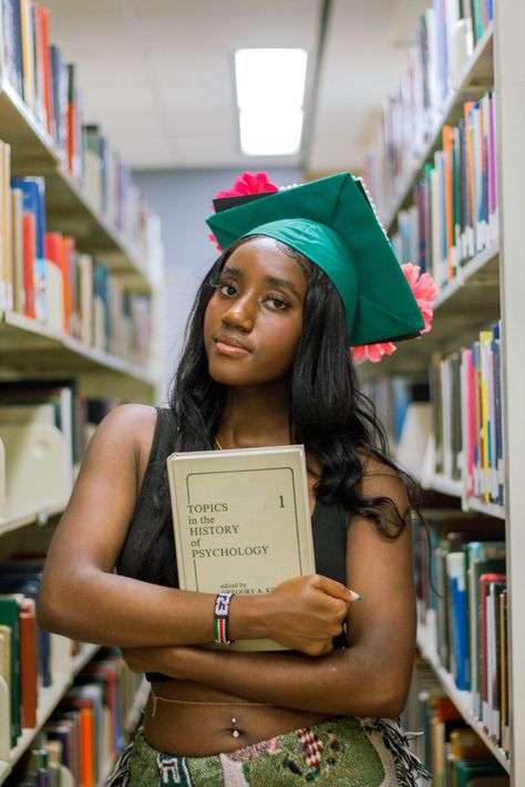 Black girl in library holding a Psychology textbook in her arms while she poses towards the camera. Psychology Graduation Pictures Ideas, Counseling Graduation Pictures, Psychology Senior Pictures, College Graduation Pictures Psychology, Graduation Pictures Psychology, Psychology Graduation Photoshoot, Psychology Graduation Pictures, Pretty Senior Pictures, Psychology Graduation