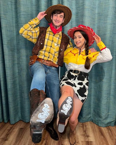 Best Couples Costumes Disney, Jessie And Woodie Toy Story Costume, Woody And Wendy Costume, Wendy And Woody Costumes, Toystory Costume Couple, Jessy And Woody Costumes, Woody Jessie Costume, Toy Story Woodie And Jessie Couples Costume, Woody And Jessie Halloween Costumes