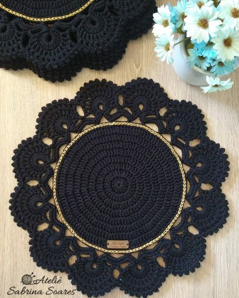 PATRÓN GRATIS Hermoso Posa-Platos en Crochet (principiantes) – Crochetisimo Crochet Placemat Patterns, Crochet Table Mat, Crochet Leaf Patterns, Crochet Placemats, Crochet Cushion Cover, Placemats Patterns, Crochet Kitchen, Crochet Decoration, Crochet Square