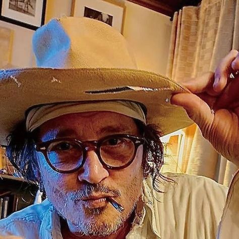 𝙻𝚘𝚘𝚕𝚒𝙳𝚎𝚙𝚙 💀🖤 on Instagram: "Awesome photo of @johnnydepp at JD LA home studio, July 27, 2024 😍 Credits to boozy_jacky_works 🙏🏻" Johnny Depp Selfie, Kaws Wallpaper, Johnny Depp, Home Studio, It Works, On Instagram, Instagram