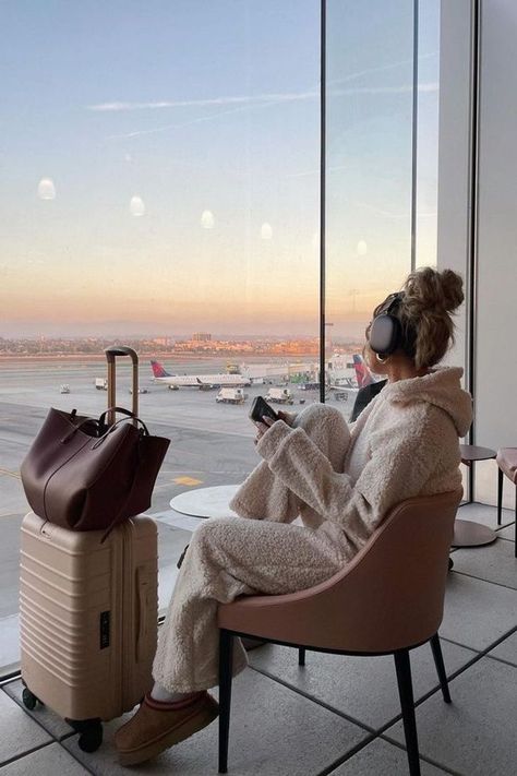 Airport Aesthetic Outfit Winter, Airport Aesthetic Winter, Business Trip Aesthetic, Airport Lounge Aesthetic, Travel Aesthetic Airport Outfit, Airport Aesthetic Pictures, Airport Outfit Winter Comfy, Travel Day Outfit, Plane Hacks