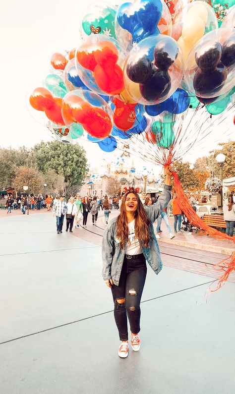 Disney Balloon Picture, Disney Photoshoot, Photo Disney, Disney Picture Ideas, Bday Pics, Disney Balloons, Disneyland Photos, Disney World Pictures, Balloon Pictures