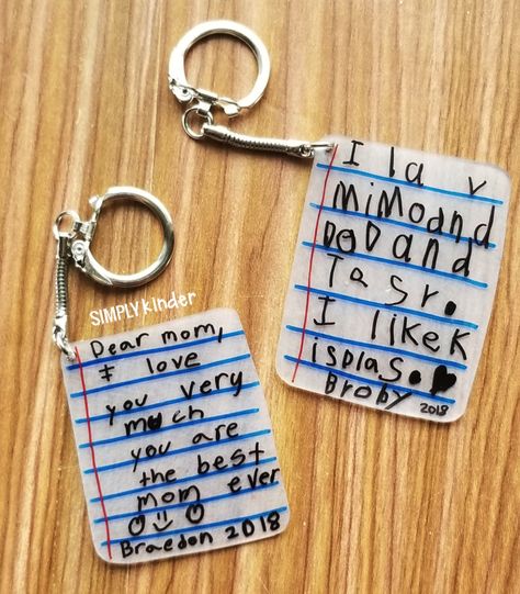 Make these shrink film keepsake keychains with your students using Shrinky-Dink paper! We share how on Simply Kinder. Diy Shrinky Dink Keychain, Diy Shrinky Dink, Shrinky Dink Keychain, Shrink Film, Shrinky Dink, Cadeau Diy, Dear Mom, Fathers Day Crafts, Mothers Day Crafts