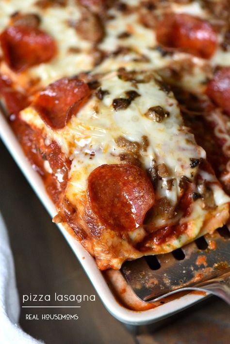 Pizza Lasagna is an easy family dinner recipe that will be in my regular menu plan! | Real Housemoms Pizza Lasagna, Future Chef, Easy Italian, Easy Family Dinners, Family Dinner Recipes, Easy Casserole Recipes, Lasagna Recipe, Yummy Eats, A Pizza