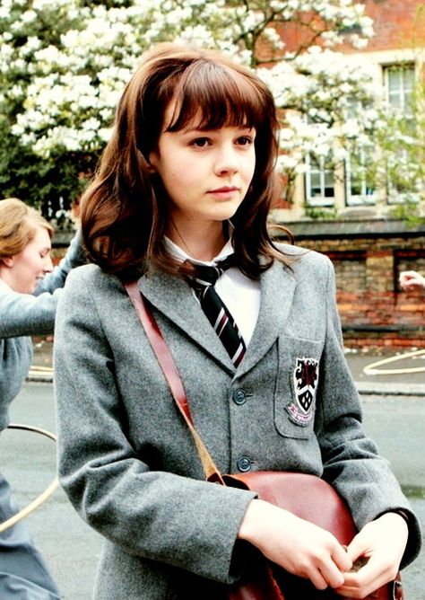 Carey received her breakout role, and an Academy Award nomination, from the 2009 film “An Education.” | 22 Ways Carey Mulligan Has Evolved Into A Fashion Icon An Education Movie, Cary Mulligan, Sally Sparrow, Hairstyle Fringe, Fringe Blazer, British School, Carey Mulligan, Bangs With Medium Hair, Cute Haircuts