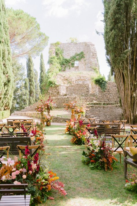 Autumn vibe ceremony at Castiglion del Bosco planned by Exclusive Italy Weddings Tuscany Wedding Decor, Wedding Decor Colors, Tuscany Italy Wedding, Destination Wedding Spain, Destination Wedding Italy, Getting Married In Italy, Tuscan Wedding, Luxury Destination Wedding, Destination Wedding Planning