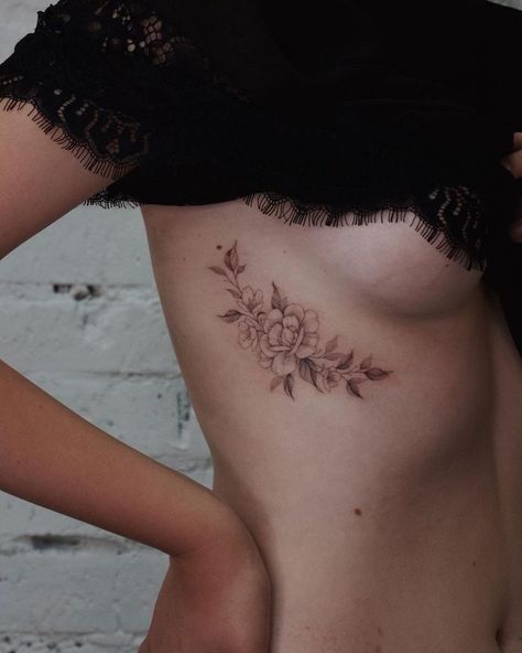 Tattoo ideas for women under the breast Rib Cage Small Tattoo, Women Side Body Tattoo, Rib Cage Tattoo Ideas Female, Fine Line Floral Rib Tattoo, Rib Cage Tattoo Women, Side Ribcage Tattoo Women, Side Rib Cage Tattoo, Flower Tattoos On Rib Cage, Roses Rib Tattoo