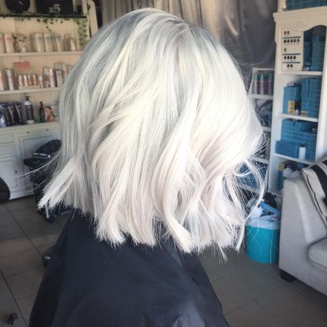 White Short Hair, Best Ombre Hair, Silver White Hair, Short White Hair, Costume Noir, Platinum Hair, Hair Color Techniques, Platinum Blonde Hair, Ombre Hair Color