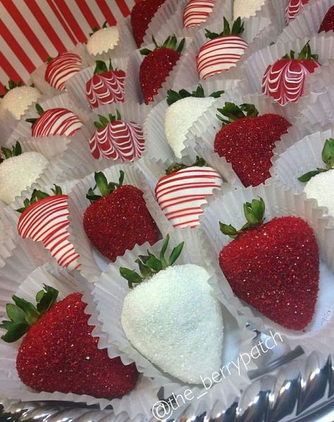 Glitter Strawberries, Valentine Strawberries, Chocolate Covered Strawberry Recipe, Chocolate Covered Strawberries Bouquet, Chocolate Covered Fruit, Fingerfood Party, Chocolate Covered Treats, Edible Arrangements, Chocolate Dipped Strawberries