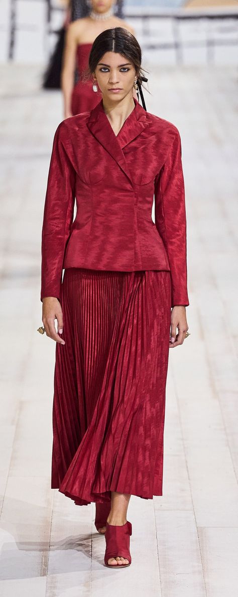 Christian Dior Spring-summer 2024 - Couture - https://www.orientpalms.com/Christian-Dior-9251 - ©Launchmetrics Dior Bags Outfit, Dior Outfits Women, Dior Suit, Dior 2024, 2024 Couture, Dior New Look, Dior Clothing, Dior Collection, Christian Dior Haute Couture