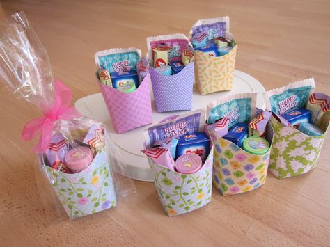 Easter goody bags for  preschool class. Christmas Party Favors Diy, Diy Goodie Bags, Seasonal Centerpieces, Easter Goodie Bags, Diy Gifts Cheap, Easter Treat Bags, Goodie Bags For Kids, Christmas Treat Bags, Easter Goodies