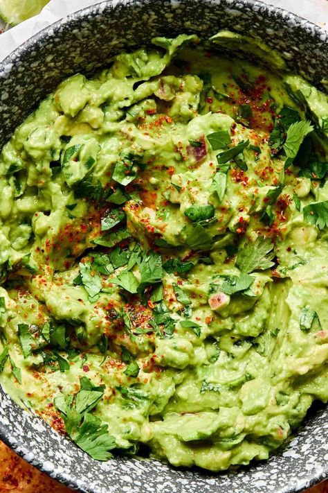 Inspired by my restaurant days, this easy Fresh Guacamole recipe combines not 1 but 2 ripe avocados with jalapeños, red onion, fresh lime juice, and lots of cilantro. Smashed together in a zip-top bag (or molcajete!) with my secret ingredient –Tajín! – the result is a chunky-creamy guacamole dip with bright, tangy, and spicy flavor. Ready in 15 minutes or less and with all the citrus, this homemade guacamole never browns! #guacamole #guacamolerecipe #guacamoledip #avocadorecipes #mexicanfood Guacamole Recipe No Cilantro, Guacamole Salsa Recipe, Fresh Guacamole Recipe, Creamy Guacamole, Guacamole Ingredients, Spicy Guacamole, Guacamole Recipe Easy, Chunky Guacamole, Best Macaroni Salad