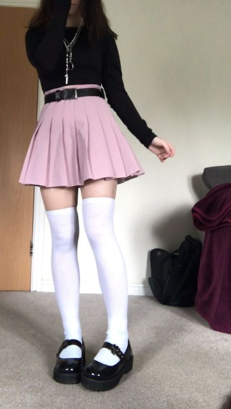 Simple Pastel Goth Outfits, Casual Goth Outfits Girly, Pink Aesthetic Clothes Pastel Goth, Cute Pink Skirt Outfits, Pastel Goth Clothing, Pastel Goth Skirts, Kawaii Skirt Outfits, Pastel Skirt Outfit, Pink Skirt Outfit Aesthetic