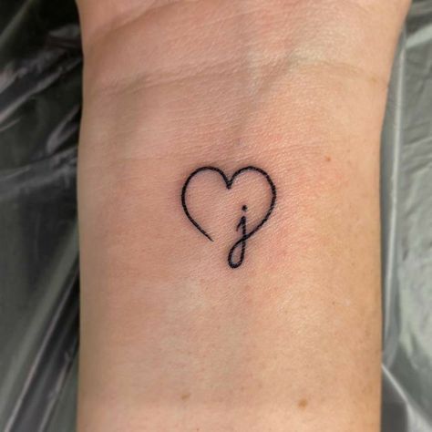 Tattoo Of Love, J Tattoo, Tattoo Placements, Tato Henna, Heart Ideas, Beauty Zone, Ring Finger Tattoos, Sharpie Tattoos, Heart Tattoos