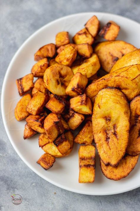 How to Fry Plantain (Fried Plantain) - My Active Kitchen How To Cook Plantains, Baked Plantains, Cooking Bananas, Fried Plantain, Plantain Recipes, Ripe Plantain, Nigerian Recipes, Plantain Chips, Plantains Fried