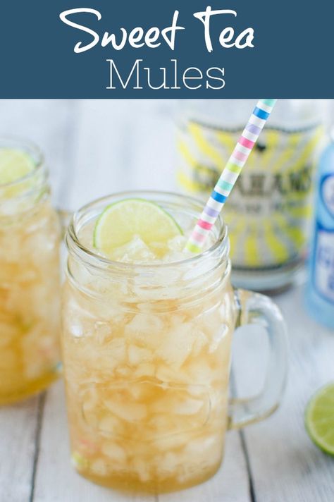 Sweet Tea Mules – a southern twist on the classic mule. Sweet tea vodka, ginger beer, and lime juice! So easy and so delicious! Sweet Tea Vodka Drinks, Fake Ginger, Sweet Tea Vodka, Vodka Recipes Drinks, Mommy Juice, Cocktail Drinks Alcoholic, Vodka Cocktails Recipes, Cocktails To Try, Summertime Drinks