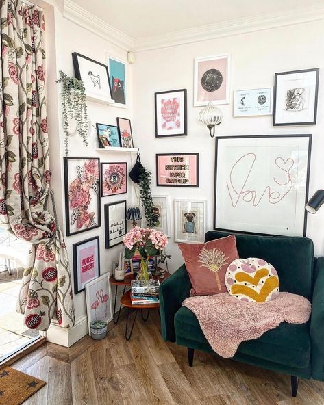 A Wonderful Eclectic Maximalist Home in England 19 Maximalist Decor Bedroom, Avant Basic, Interior Design Eclectic, Style Living Room Ideas, Maximalist Bedroom Ideas, Maximalist Interior Design, Living Room Ideas On A Budget, Room Ideas On A Budget, Minimalist Maximalist