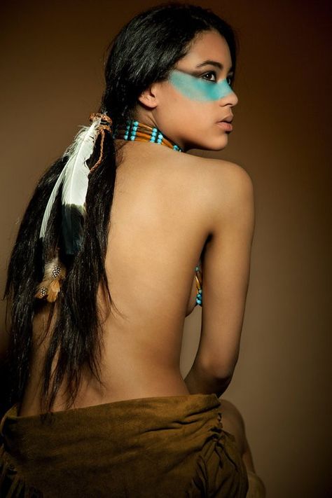 Stunning, sexy and vulnerable. This is such a powerful photograph. #creative #inspiration #native #photography Native American Peoples, Indian Woman, Native American History, Native American Culture, American Beauty, Native American Indians, American Women, Lany, American Girl