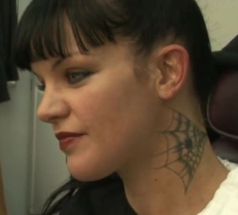 NCIS Abby's neck tattoo Abby Sciuto Tattoo, Ncis Abby Sciuto Tattoos, Abby Sciuto Makeup, Ncis Abby Costume, Abby Ncis Costume, Abby Ncis Outfits, Ncis Tattoo, Abby Ncis, Ncis Kate