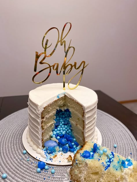 Gender Reveal Surprise Cake, Gender Reveal Ideas Decorations Simple, Gender Reveal Pinata Cake, Gender Reveal Cake Recipes, Gender Reveal Cake Inside Ideas, Gender Reveal Wedding Cake, Gender Reveal Ideas Simple At Home, Gender Reveal Cake Sprinkles, Gender Reavel Cake Design