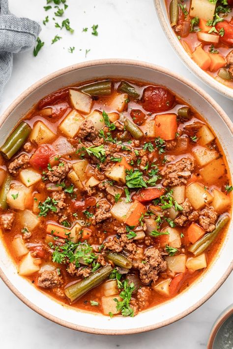 This hearty hamburger soup is easy, healthy, and ready in just 30 minutes! It's a simple meal loaded with ground beef or turkey, potatoes, and vegetables in a delicious beef broth. Hearty Hamburger Soup, Healthy Hamburger, Potatoes And Vegetables, Hamburger Soup, Looks Yummy, Beef Broth, Dinner Dishes, Paleo Recipes, Broth