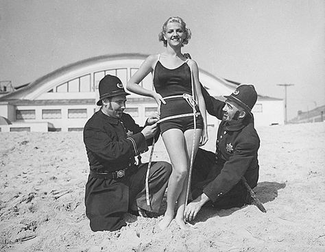 Policemen measure a woman in a bathing suit, circa 1920. Marilyn Monroe And Jfk, Vintage Swimmer, Exotic Outfits, Police Costume, Bonnie N Clyde, Historical Images, Swimming Costume, Womens Bathing Suits, These Girls