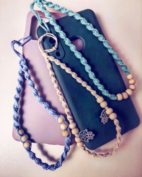 Macrame Phone Strap Diy, Macrame Phone Strap, Simpul Makrame, Pola Macrame, Diy Lanyard, Braided Bracelet Diy, Boho Crafts Diy, Boho Keychain, Macrame Wall Hanging Diy