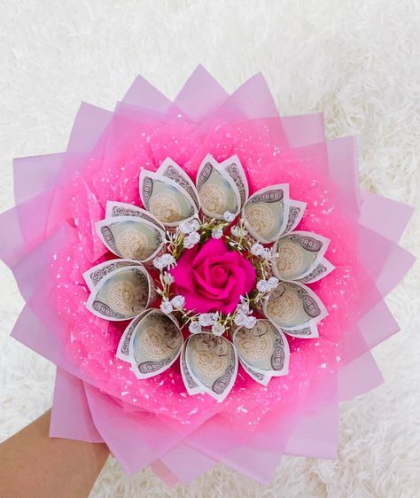 Bouquet Layout, Money Bouquets, Money Lei Diy, Satin Flowers Diy, Bucket Gifts, Ribbon Flowers Bouquet, Money Rose, Diy Graduation Gifts, Candy Bouquet Diy