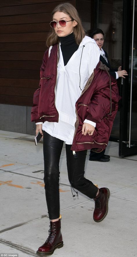 Sporty spice: Gigi Hadid, 21, kept warm as she hit the streets of New York City in a black turtleneck layered under a Bassike hoodie and Vetements bomber jacket Gigi Hadid Casual, Outfits Hoodie, Gigi Hadid Street Style, Gigi Style, Gigi Hadid Outfits, Look Legging, Gigi Hadid Style, Casual Chique, Model Street Style