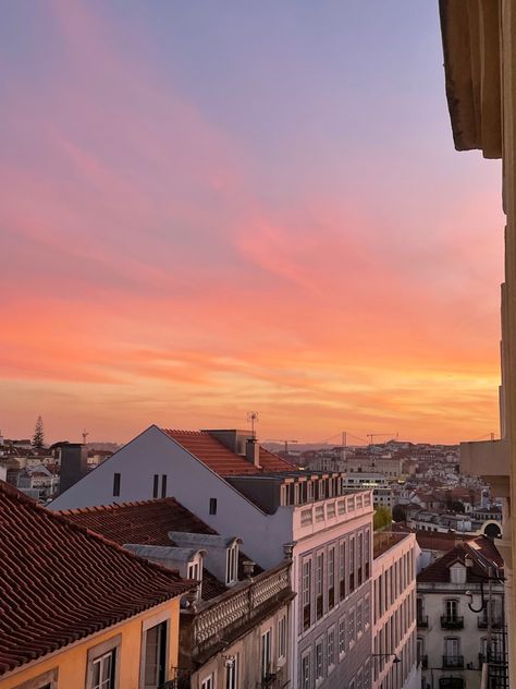 #lisbon #aesthetic #sunset Lisbon Sunset, Lisbon Summer, Lisbon Aesthetic, Lisbon Beaches, Bestie Trip, Night Window, Travel Vision Board, Pretty Views, Aesthetic Sunset