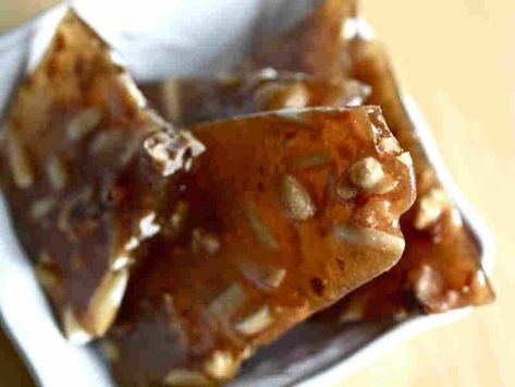 Salted Caramel Nut Brittle Nut Brittle Recipe, Caramel Brittle, Toffee Brittle, Nut Brittle, Almond Brittle, Brittle Recipes, Homemade Candy, Fruit Jelly, Toasted Walnuts