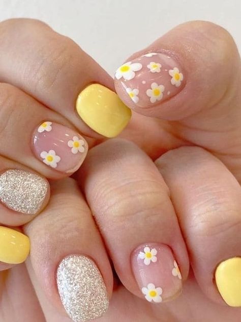 Daffodils Nails, Sunshine Nails, Yellow Nail Art, Natural Nail Designs, Hello Nails, Cute Simple Nails, Daisy Nails, Simple Gel Nails, Flower Nail Designs