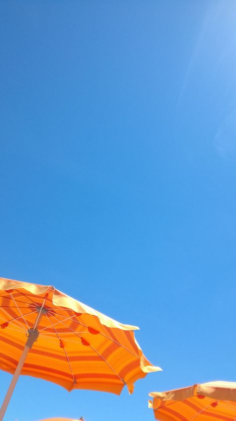 Orange Summer Aesthetic, Photo Bleu, Orange Umbrella, Summer Orange, Beach Color, Orange Aesthetic, Boracay, Orange Beach, Aesthetic Colors