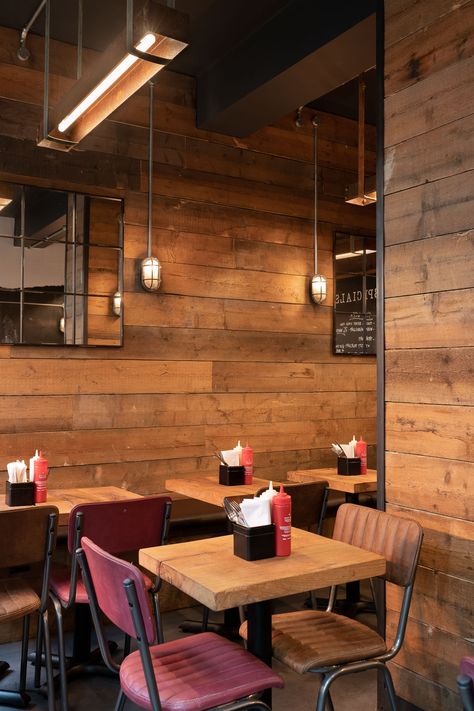 Burger Bar Design Interiors, Burger Shops Interior, Garage Restaurant Ideas, Small Burger Shop Design, Burger Restaurant Interior, Casual Restaurant Interior Design, Restaurant Interior Design Wood, Burger Restaurant Design, Restaurant Interior Design Ideas