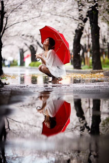 Reflexo de um guarda-chuva vermelho. Macro Fotografie, Portret Feminin, Inspiration Photoshoot, Reflection Photography, Red Umbrella, Shotting Photo, 사진 촬영 포즈, Foto Tips, Trik Fotografi