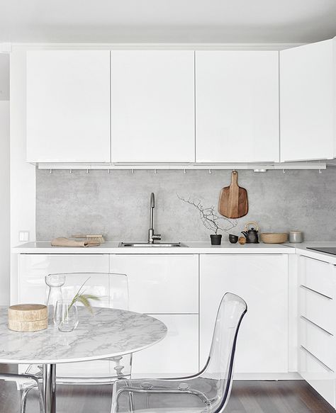 Kök Dapur Skandinavia, White Kitchen Interior Design, White Kitchen Interior, Model Dapur, Timber Kitchen, Kabinet Dapur, Modern Kitchen Interiors, Concrete Kitchen, Kitchen And Dining Room