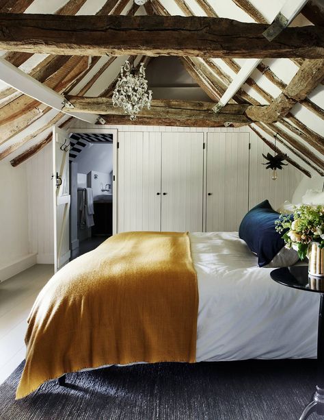 Built In Cupboards, Country Cottage Style, Thatched Cottage, Wall Bookshelves, Cottage Bedroom, London House, Attic Bedroom, Cottage Interiors, Cottage Ideas