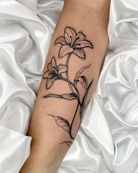 Blackwork Lily Tattoo, Cool Black And White Tattoos, Comical Tattoos, Star Lily Tattoo, Tattoos For Traumatic Childhood, One Flower Tattoo, Simple Girly Tattoos, Big Arm Tattoos, Flowers Tattoos For Women