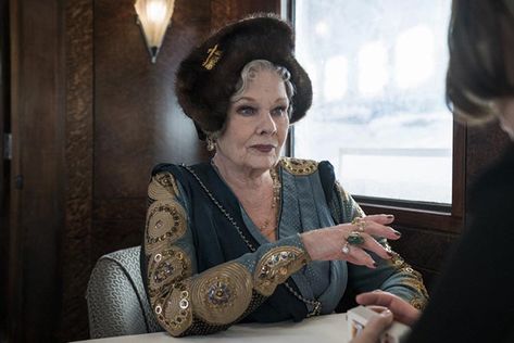 Judi Dench decked out in jewels, velvet and fur in 'Murder on the Orient Express.' Photo Twentieth Century Fox Venice Lookbook, Vogue Interview, Fancy Dress Ideas, Agatha Christie's Poirot, The Orient Express, Express Fashion, Kenneth Branagh, Judi Dench, Hercule Poirot